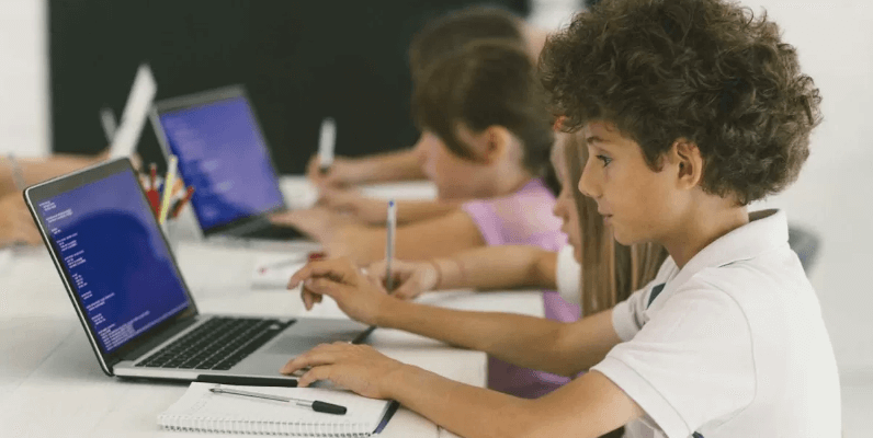 GameMaker fazer parceria com escola para ensinar alunos sobre  desenvolvimento de games 